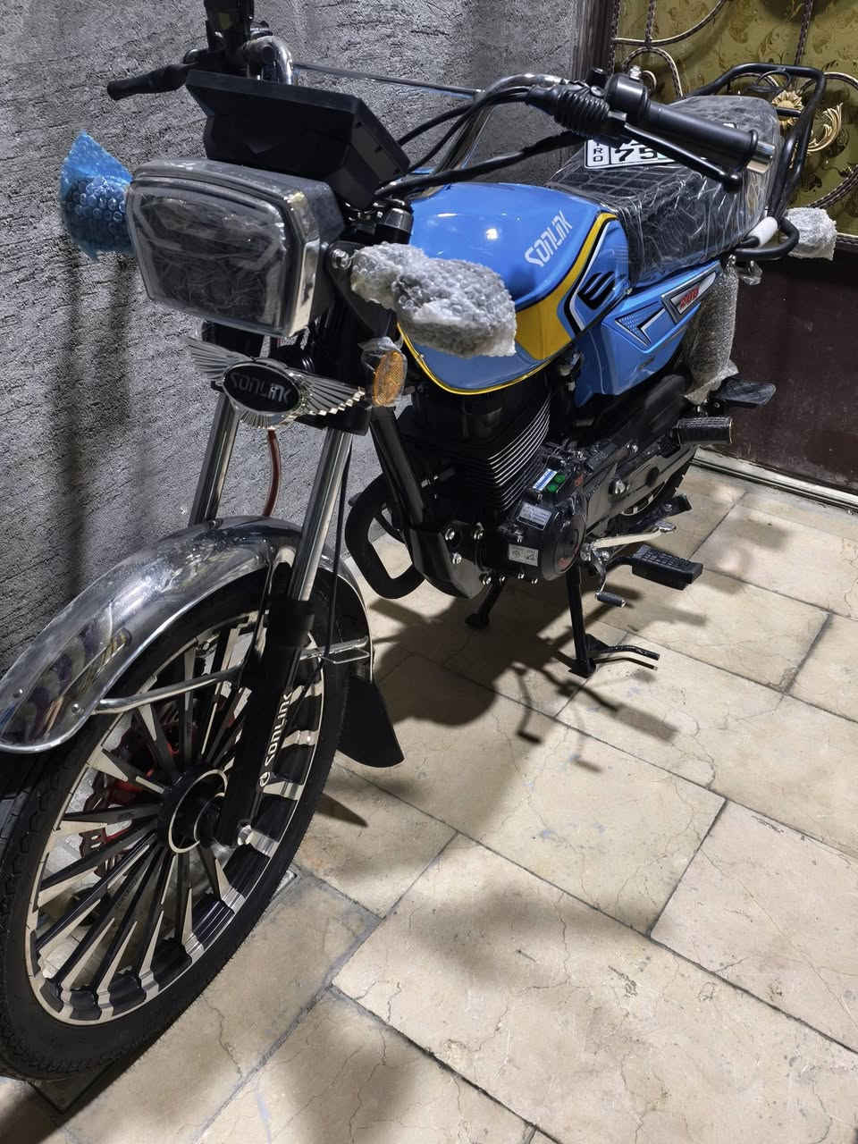 سلام عليكم
ملاحظة .. 
دراجة زيرو ما مستعمله من المعرض للبيت وبعدهة على حالهة زيرو طك جيس بدهن الحفظ 
للبيع سونيك رقم بغداد انكليزي لوحات 2 وسنوية مكينه سي بي اف 200 
سعرهة 2.250 
تكلي غالية عوفهة وعبر منشور متفيدك دراجة رقم بغداد وليس اربيل تمام 
الي تفيده يتضل على رقم وسعرهة ما بي مجال 
دراجة ضامهة من جبتهة لحد هسة 
***********
