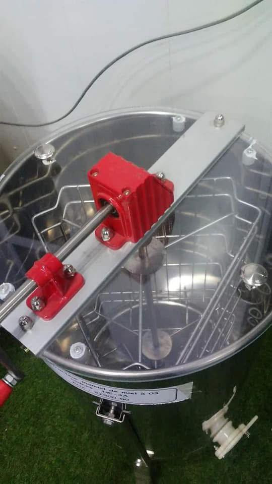 هذا المنتج هو جهاز استخلاص العسل اليدوي ذو الـ 6 إطارات المصنوع من الفولاذ المقاوم للصدأ، والمصمم لتربية النحل على نطاق صغير. 
السعة: يستوعب 6 إطارات (عميقة أو متوسطة) ويتم استخلاصها بشكل شعاعي. 
التصميم: يتميز بآلية يدوية ومصمم لتوفير المساحة، مع قاعدة مائلة لتدفق العسل بكفاءة. 
المميزات: يأتي مع أرجل فولاذية متينة وعادةً ما يكون مزودًا بغطاء شفاف للمراقبة أثناء التشغيل. اهلى سعر ابيع


**إذا كنت صاحب هذا الإعلان وتريد حذفه لأي سبب، رجاءا أرسل رسالة إلى الدعم الفني**