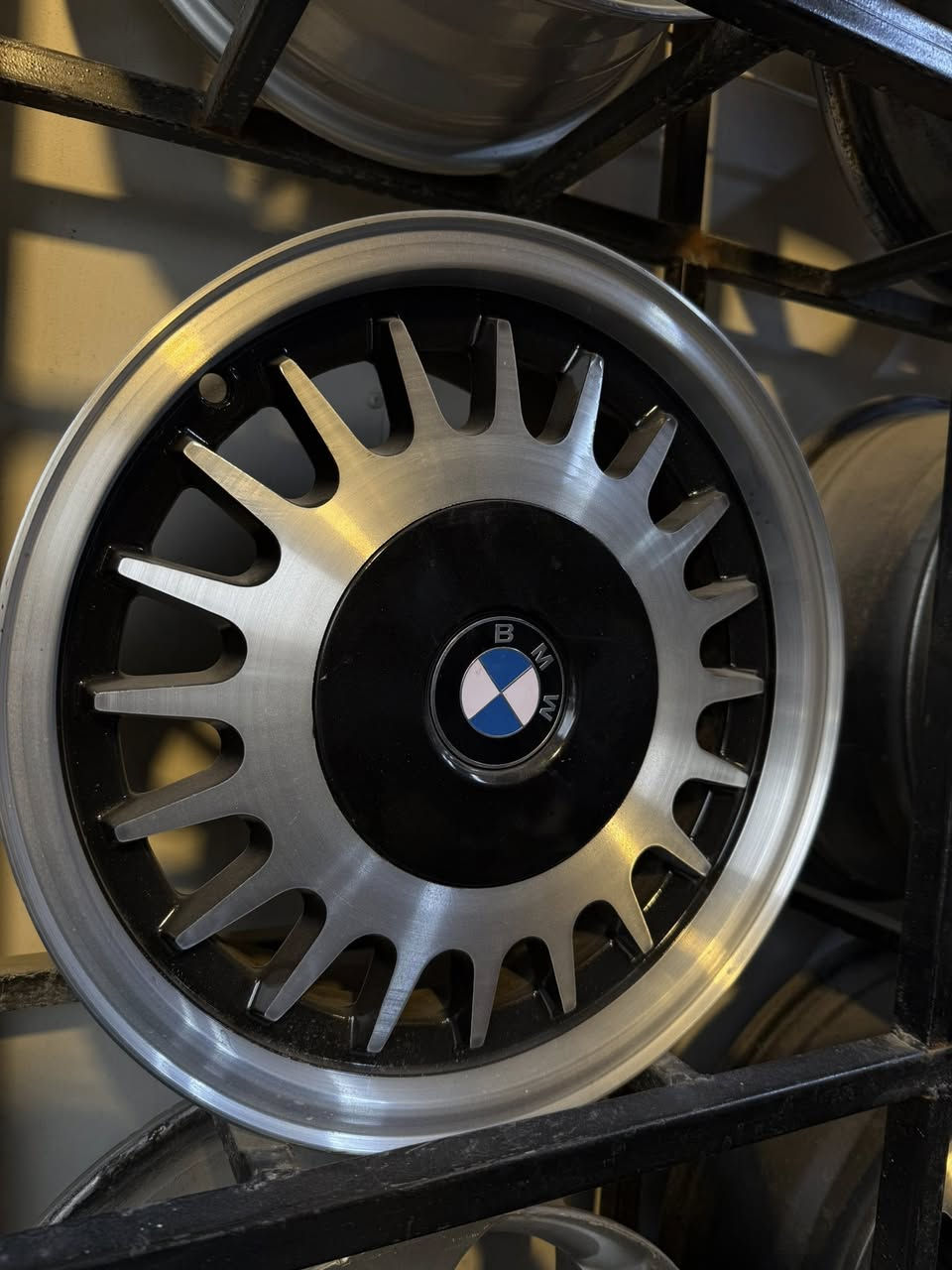 ويل BMW
📏 الحجم: 15 اصلي مكفول 
البيع ومراوس 
💰 السعر: 200الف 

📍 الموقع: بغداد – حي العامل / شارع 7 نيسان
🚚 يتوفر توصيل إلى جميع المحافظات

📞 للتواصل واتساب: ***********
