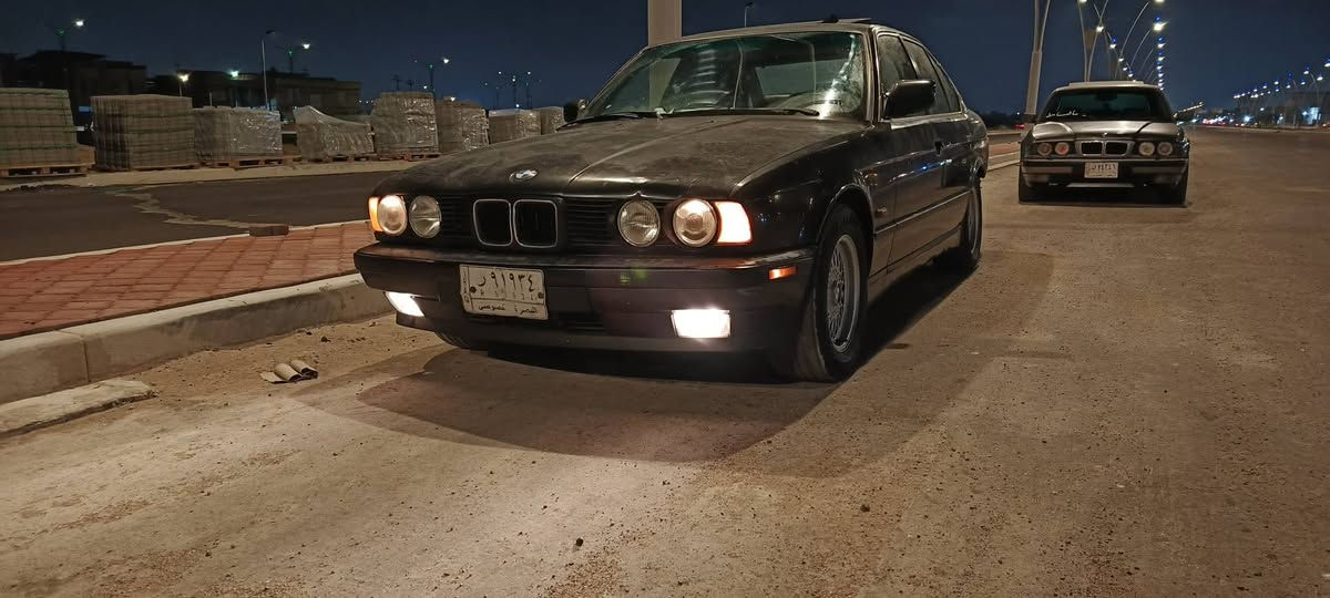 مكلف بالنشر BMW E34 525  مسكر عدل رقم بصره وراعيها بالبصره  غرفه جلد - سلايت - مكينه كير حداده كلهه جاهزه وتجي وتشوف و بالخدمه رقم راعيه  ***********  السعر 45 وبيهه مجال ...للعلم  الدعاميه الخلفيه موجوده
