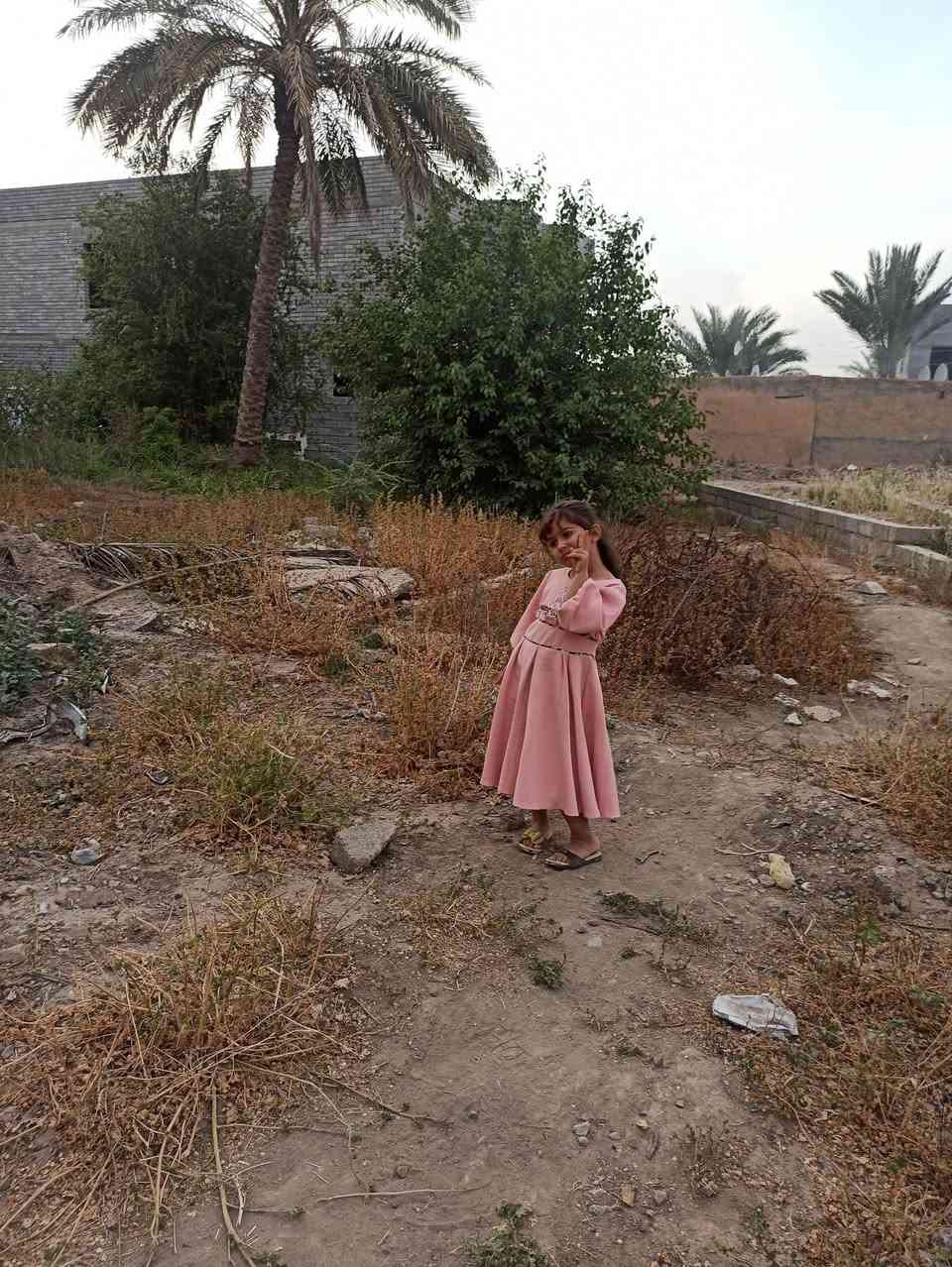 السلام عليكم
قطعة ارض للبيع في منطقة البدعيه مساحه 460متر + فضله تقريباً 20 متر 
هاي صور للأرض جاهزة للسكن طابو زراعي تبعد عن جسر سامراء دقيقه بالسياره وعن مشروع الاسحاقي 50 متر وقريبه على بيت عدنان حمد 
*********** اي استفسار اني حاضر
