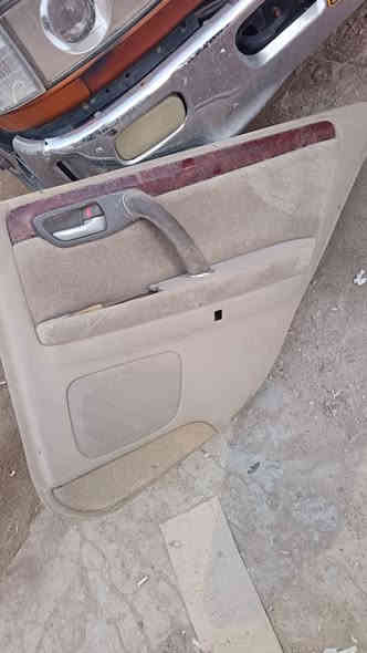 ***********السلام عليكم كراسي أمامية وخلفية سيارة جنون مع اربع بطانة مال بيبان بعض التراب عليهن الكراسي كهربائيات
