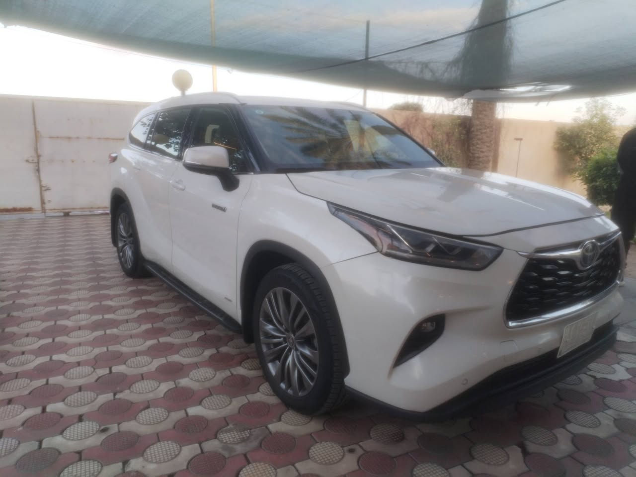 السلام عليكم أخوان للبيع تويوتا هايلندر هابيرد موديل 2021  لون أبيض وارد أمريكي حادثة دعامية وبنيد فقط ماشيه ٧٧ الف فووول مواصفات بأسمي شرط التحويل طبعآ السياره Vip كراسي الوسط منفصل يعني فول الفول رقهما بغداد. سعرها ٢٨٥ ورقة بيها مجال بسيط.
للاتصال على الرقم *********** تحياتي للجميع
