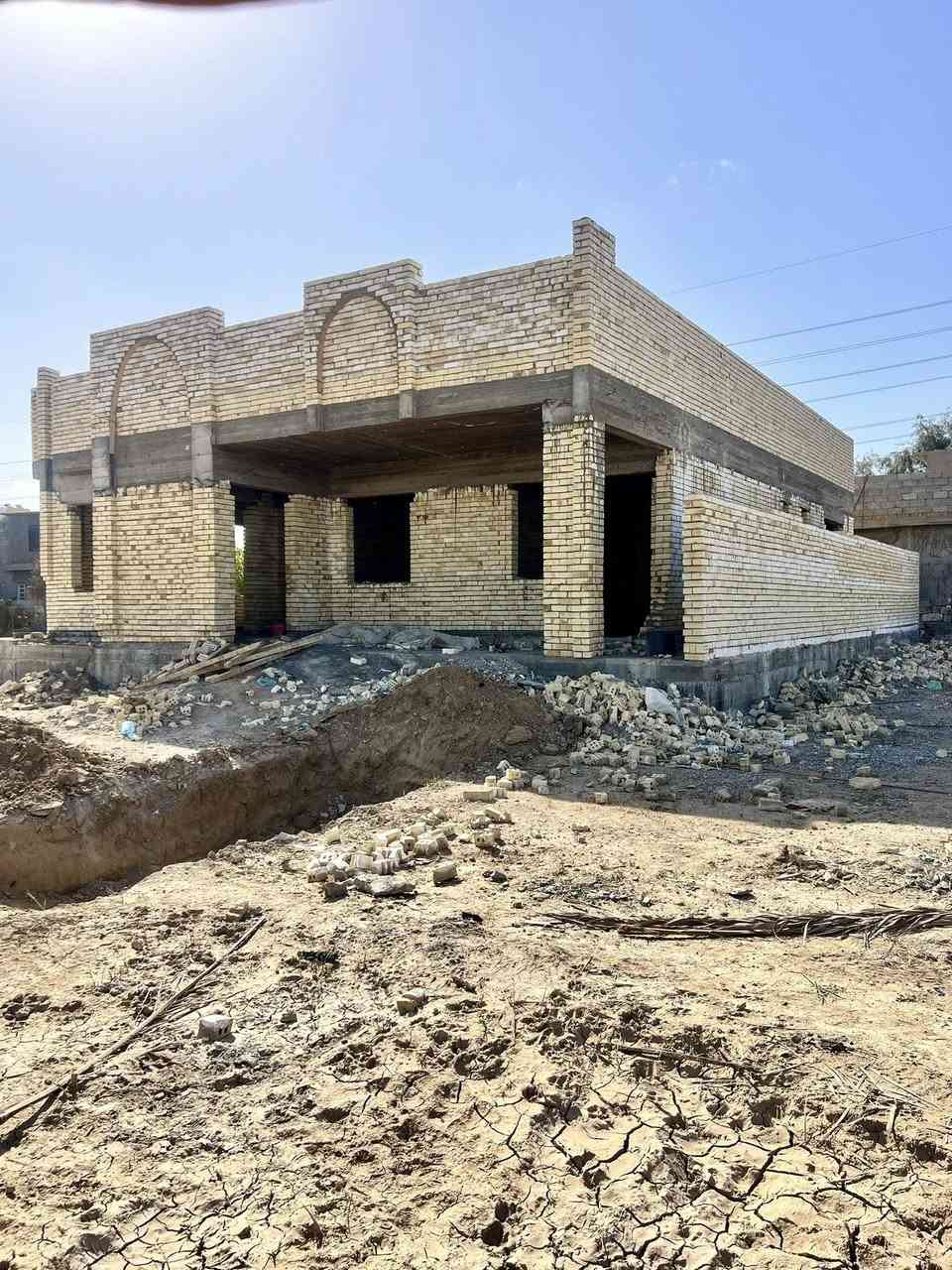 سلام عليكم دار للبيع 
المساحه الكليه 500 متر 
مساحه البناء 250 متر  ( ملك صرف )✅ 
شغل وبناء درجه اولى 
هيكل قيد الانشاء يتم تسليمة حسب الاتفاق 
يحتوي على 
استقبال 9x4 متر 
ومطبخ 6x4 متر 
وهول 6x4 متر 
وغرف نوم 3  مساحة كل غرفه  5x4 متر 
وصحيات عدد 2 
وحولي كبير مع مساحة درج 
متوفر كافة الخدمات من كهرباء وماء وتبليط…
الموقع بغداد الانتصار حي المهندسين  على مدخل الانتصار الجديد الطريق السايدين الرابط بين الانتصار وجزيرة بغداد السياحيه و الراشدية 
تفاصيل اكثر 📞📞
***********
