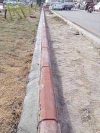 يوجد لدينا كادر لتطبيك جميع انواع الارضيات ( المقرنص~الارصفه~الكابات~ا...