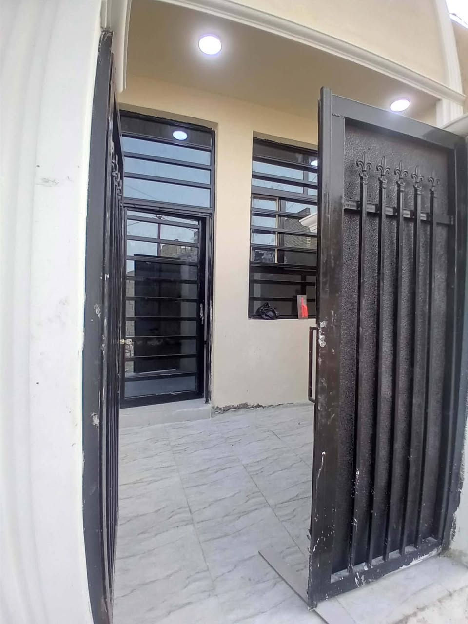 مشتمل حديث للبيع حي حكيم شارع كاله قرب كورنيش مساحه 100,متر يتكون من غرفه نوم وصاله ومطبخ واستقبال مرقم من بلديه حديث جاهز للسكن كهرباء بوري نضام سبالت تقطير فوول مواصفات واجهه فوم وصبغ الاتصال ***********او واتساب سعر خاص او واتساب وتدلل
