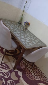 ميز طعام مع ست كراسي للبيع اتصال على رقم 07703232349