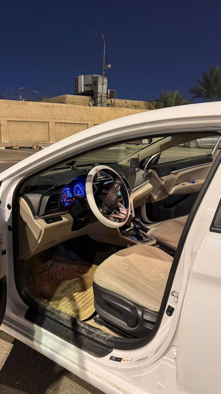 السلام عليكم 
النترا خليجي كفالة موديل 2019 شكل البزون 2020 رقم اربيل وكالة

بيها فقط طخة بالباب الخلفي الأيمن مثل ما موضح في الصورة 

سيارة بعدها جديدة وما متعوبة
ماشية 94 الف
محرك 2000 دوش
فتحة بالسقف 
لايت عدسة زنون جديد
تخم تاير كوري جديد
حدادية وصدر جديدة صارلها اسبوع
سنوية 2029 شهر الخامس 
دوشمة اصلية
***********
