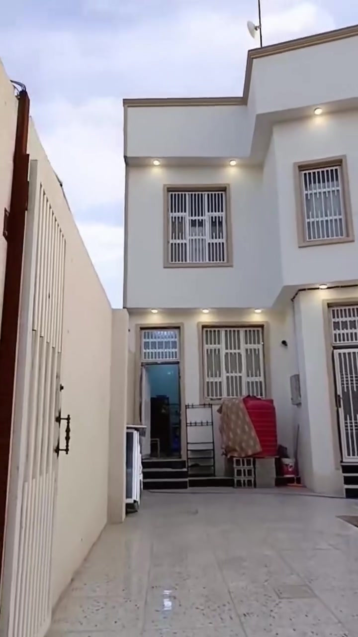 بيت طابقين ابي الخصيب حمدان قرب جامع الجديده مساحة 300 متر بناء طابوك بلكامل يحتوي على 6 غرف منام وصالات العدد2 كبيرات وستقال وصحيات ومطبخ حار بارد وديوان وكراج وحديقة الشقل درجى اولى والبناء 2025 موقع مميز للاستفسار ***********
