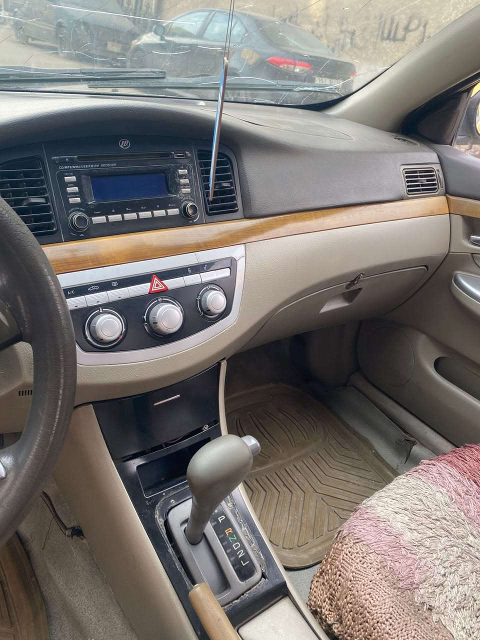 سلام عليكم. ليفان ٢٠١٠ مكينه. وكير. كورلا مكينه. بيها. كازكيت حمت. سياره. بسمي بكاني. بغداد. الغزاليه. ***********
