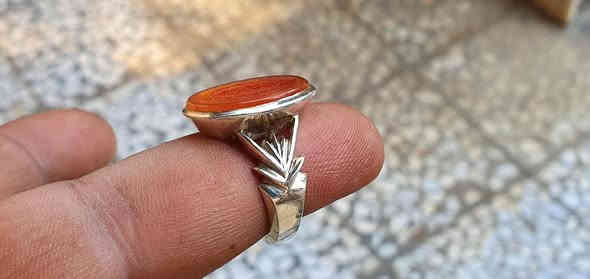 اللهم صل على محمد وآل محمد 
عقيق يماني منقوش الوسط ومن يتوكل على الله فهو حسبه والداير إيه الكرسي وأسماء الائمه عليهم السلام 
*********** 
***********
