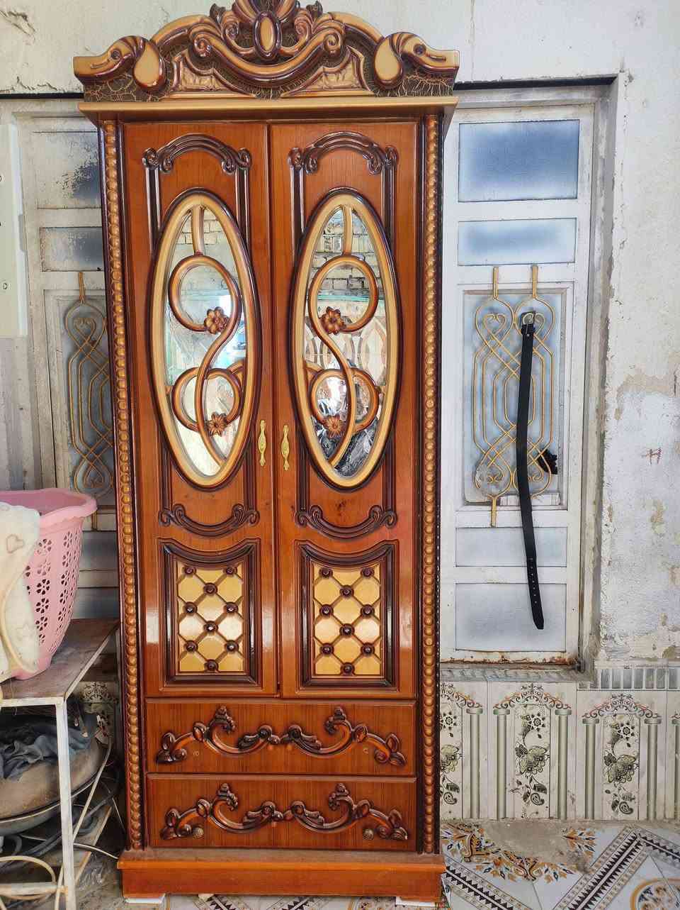 زاوية جديده كلش زلغ مابيها قبل اربع اشهر نجارتها للبيع
سعرها 100 وبيها مجال 
***********
