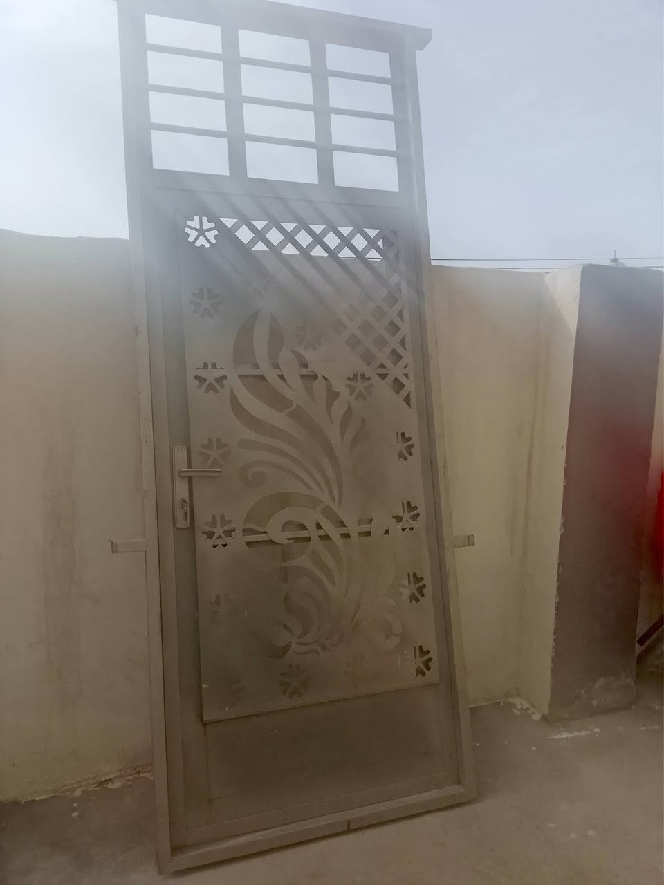 سلام عليكم باب حديد للبيع حديدثقيل وباب جاهزه من كلشي ارتفاع ٣متر والعرض متر١ باب عوزهه بس يشد جام والشراي بي خير ويدلل *********** /***********   مكان ديالى الغالبيه
