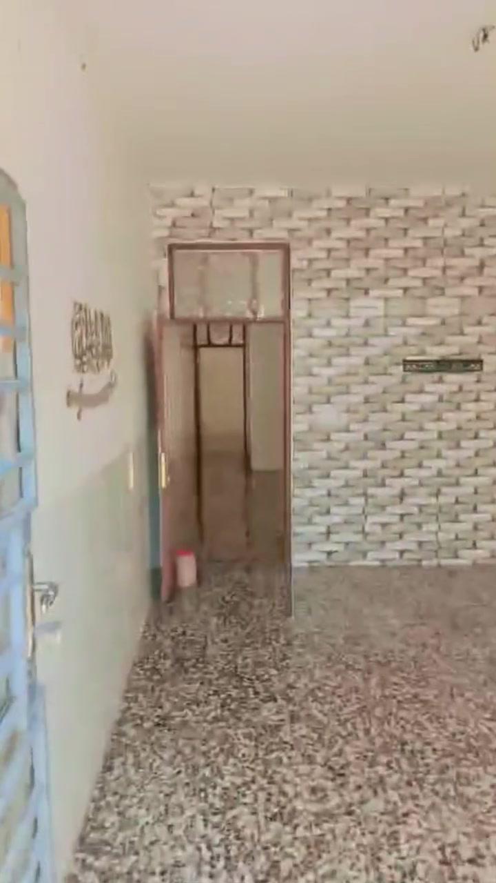 مشتمل للبيع مساحة 77 متر 
قاط واحد 
مدخل واحد 
صحيات خارج وداخل استقبال حولي مطبخ غرفة 
بيت نضيف بناء جديد  ماء مجاري كهرباء 
قرب دائرة المرور قرب اسواق الباش 
السعر . 66 
***********
