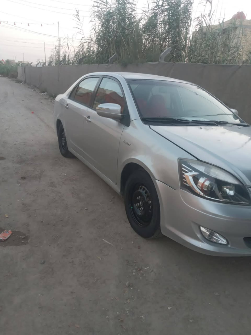 سلام عليكم سياره جيلي موبل محرك 1800موديل 12كير عادي رقم  ذي قار  وين اتريد احولك  السياره صافيه من الغرمات)))صبغ عام   ♕♕السعر 40وبيه مجال للشراي ♕رقم صاحب السياره ***********
