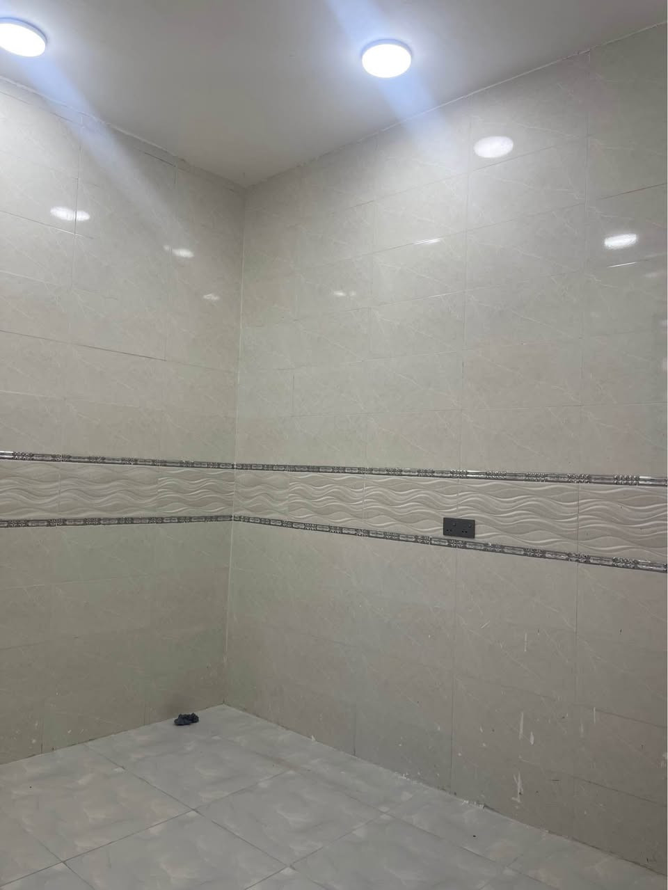 اسعد الله اوقاتكم بكل خير 🌹
***********
عن توفر بيت للبيع  🏡
#مساحة  100 متر مربع ركن الواجهة 10 ونزال 10 
طابو زراعي عراقي وكاله ونسخه من طابو
يحتوي البيت على 🌟
غرف نوم 2♦️
ديوان♦️
مطبخ
صاله♦️
موزع
صحيات داخلي وخارجي♦️

#البناءجديد  درجه اولى 
منطقه هدوئ
 ومتوفر بيها
جميع الخدمات  ماء كهرباء 
مدارس حكوميه ومدارس اهليه 
البيت جاهز 

#السعر 65 بي مجال 

#العنوان : بصره ابي الخصيب  
كوت الحمداني قرب المحكمه الجديده 
خلف معمل السلوى 

#البيت مرتب وشغله درجه اولى وفارغ جاهز للسكن 

للاستفسار يرجى الاتصال
على الرقم *********** البصرة, العراق
