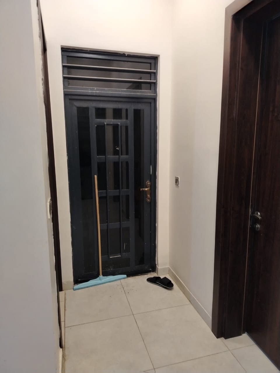(( بسم الله الرحمن الرحيم))
🟩 #بيت #للبيع 
 { التسلسل 70 }
 ‏🌐الجنيفي ثانيه مجمع الذهبي  
 ‏🗺️ المساحة 192 
 ‏🛣️ شارع 15
 ‏🏡 بناء سنه 2023حديث مفول
 ‏💰السعر 195 قابل للتفاوض
◀️ تفاصيل أكثر للبيت :-
1️⃣ طابق او نص 4غرف  نوم .. 
2️⃣ الطابق الاول يحتوي على استقبال و صاله و حمام و مطبخ و صحيات بره و غرفة نوم و طرمة 
الطابق الثاني على غرفتين نوم و صحيات و سطح 
3️⃣ .. بناء طابوق درجة اولى.. 
4️⃣ البيت بناء طابوق درجة اولى و بخريطة ممتازة.. 
5️⃣ موقع البيت جيد جدا و قريب على عددة خدمات و مرافق كثيره و الجوارين ناس مرتب و مثقفين و منطقه راقية .... 
6️⃣ الوجة9.00النزال23…..الوجه و النزال ممتازين 
7️⃣ طابو سند صرف تحويل مباشر بدون مشاكل 
8️⃣ السعر معروض حسب طلب صاحب البيت ويمكن التفاوض معه بشأن السعر
 
للستفسار اكثر زورو مكتب قصر الرحاب للعقارات 
العنوان حي الشرطه قرب جامع التوفيق 

لمعرفة المزيد من التفاصيل والحصول على معلومات إضافية، نرحب بتواصلك معنا. فريقنا مستعد لدعمك في عملية الشراء والاستثمار. لا تفوّت هذه الفرصة واستفد من ارتفاع القيمة العقارية في الفلوجة 
***********
***********

.............................
" مكتب قصرالرحاب للعقارات "
حي الشرطه قرب جامع التوفيق 
تريد تبيع بيتك؟! تريد تبيع قطعتك؟! هل تبحث عن بيت مناسب و بأسعار مناسبة؟! هل تبحث عن قطعة أرض مناسبة و بسعر رمزي؟! 
مكتب قصر الرحاب للعقارات الانسب لذلك 
أعرض بيتك او قطعتك لدينا و سوف نبيعها لك بأحسن سعر
سجل طلبك أن كنت تبحث عن بيت او قطعة و سنجد لك العرض المناسب ولك
