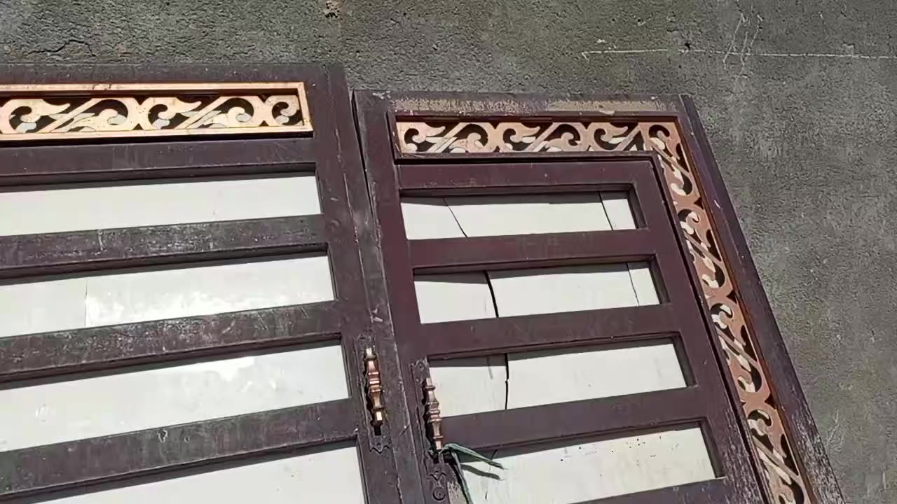 اسلام عليكم باب اسلايت تسكام الطول 3 متر حديد ثقيل للبيع مكانه اطوريج حي العسكري لاستفسار ***********
