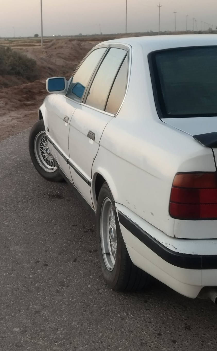 لأصحاب الذوق والسيارات الكلاسيكية.. BMW 520i (بدي قديم) موديل 1991 للبيع
السيارة نظيفة وعلى وضع البلاد وشوفة عينك، وهذا كل تفاصيلها بوضوح:
المحرك: 6 سلندر مسكر (عدل)، محرك نشط وخير من الله.
(الكير): عادي 5 نمر گاترك.
الكهربائيات: شغال كلشي تمام (ما عدا تحكم المري، والصطابات الخلفية بيها تشكيل بسيط مرات).
التبريد: ثلج يشتغل ويا السويش.
الحدادية: بنسبة 60%.
تايرات جدد + باتري جديد.
 أبيض على لون البلاد (لا مصبوغة ولا مبولشة)، الفتحة لاغيها لعدم الاستخدام. السيارة تحتاج ترتيبات كلش بسيطة.
 بليت وسنوية كاملة، رقم بغداد ألماني، والصاحب يطلب تحويل مباشر.
السعر: 57 ورقة وبيها مجال للشراي راسلني خاص وتأمرني أمر 
📍 المكان: ميسان.


**إذا كنت صاحب هذا الإعلان وتريد حذفه لأي سبب، رجاءا أرسل رسالة إلى الدعم الفني**