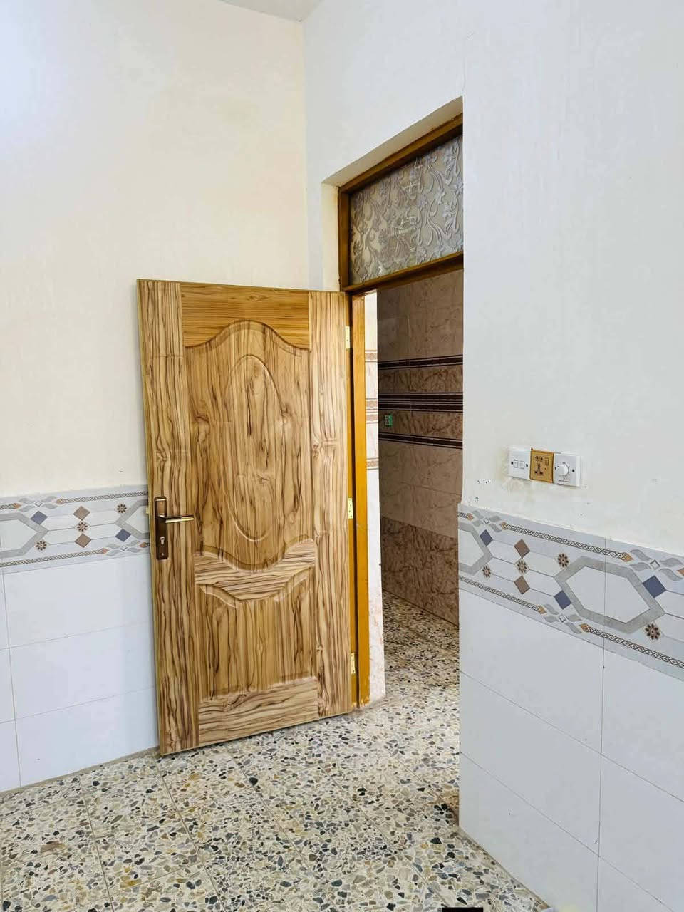 بسم الله الرحمن الرحيم بيت للايجار المساحه 100 متر حي النداء شارع مجمع بيتي عمود 54 بشارع 60 قرب المعسكر يحتوي على غرفه +صاله+مطبخ+استقبال+حمامات خارجيه وداخليه بناء طابوك اساس وسقف صب كونكريت يحتوي على سخان +تانكي سعر الايجار 250 للاستفسار ***********
