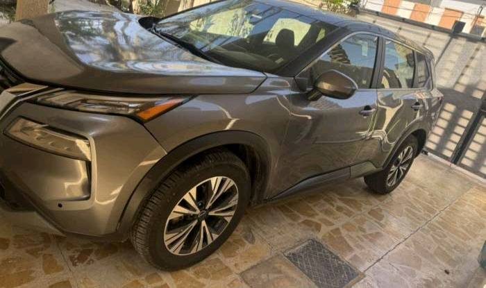 السيارة المعروضة هي نيسان روج جديدة ومصانة بشكل جيد. تمتاز بلونها الفضي الجذاب وتجهيزاتها الحديثة. تحتوي السيارة على نظام ذكي للتحكم وتوفير الراحة للسائق. مثالية للقيادة في المدينة وعلى الطرق الطويلة.