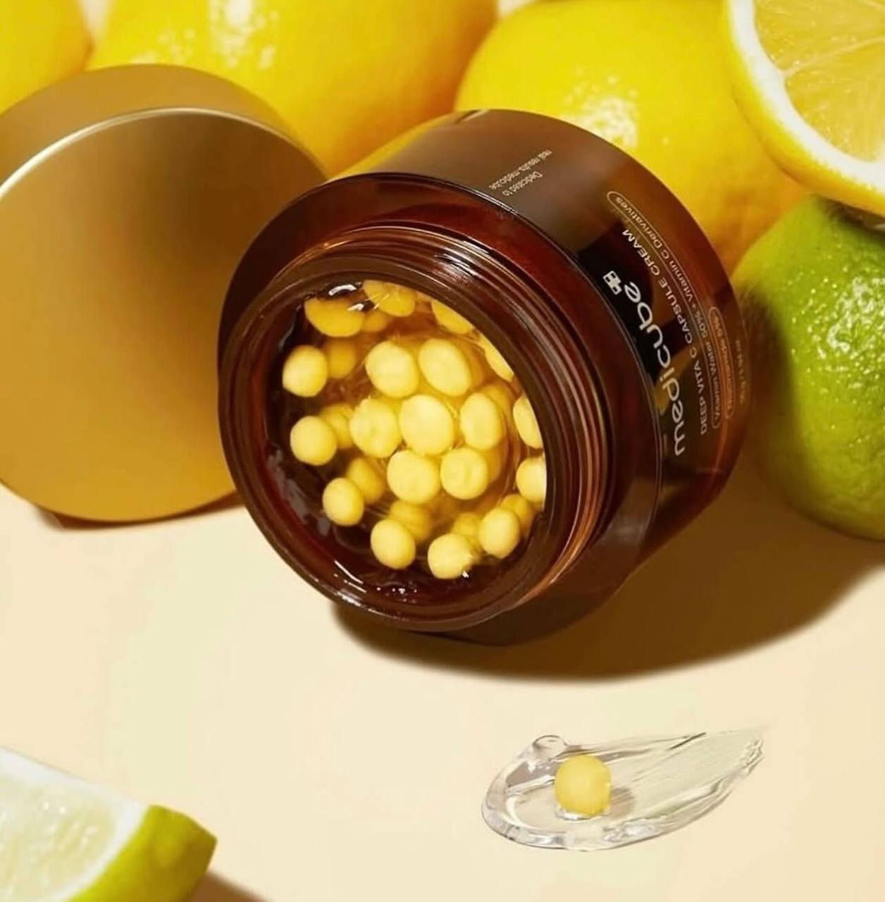 كريم كبسولات فيتامين C مع نايسينمايد 5% يفتح البشرة شوي شوي يساعد على توحيد اللون يقلل من البقع وآثار الحبوب قوامه كريم وفيه حبيبات صغار تذوب لما تفركيه عالوجه يناسب أغلب أنواع البشرة، بس إذا بشرتك حساسة جربيه أول شي على مكان صغير ينحط بالليل أو الصبح، وإذا بالنهار لازم ويا واقي شمس مو علاج فوري، يحتاج استخدام مستمر حتى تبين النتيجة

سعر الدرزن ٧٢ الف
يوجد خدمة توصيل لجميع محافظات العراق ✔️✔️


**إذا كنت صاحب هذا الإعلان وتريد حذفه لأي سبب، رجاءا أرسل رسالة إلى الدعم الفني**