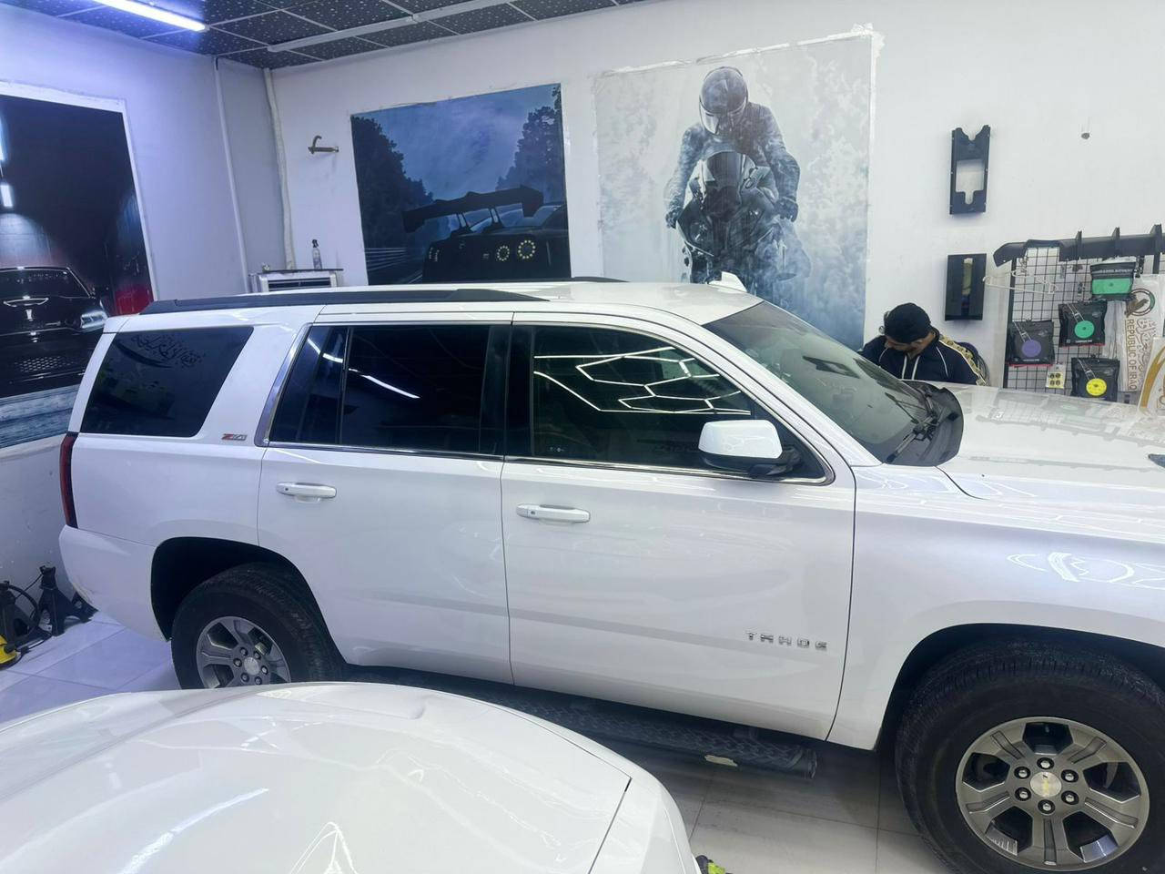 شوفر ليت تاهو Z71
الموديل 2017 
حجم المحرك 5300
دخول جديد ضباط مرقم بغداد
فتحه بل سقف
كشنات ملكي (بيجي)(تحكم كهرباي )
رادار 
حساس امامي وخلفي 
شاشه 
كامره 
نقطى عمياء 
قاصه 
شاشه كبيره 
ويل 18 المرقوب 
وباقي موصفات Z71
السياره جديده كالش دخلى كلين 
بس طالع بيها كلير باب الصدر 
السعر المطلوب 34500$

تغرير الفحص ورقم الشاصي من ضمن المنشور 
التواصل (***********)
