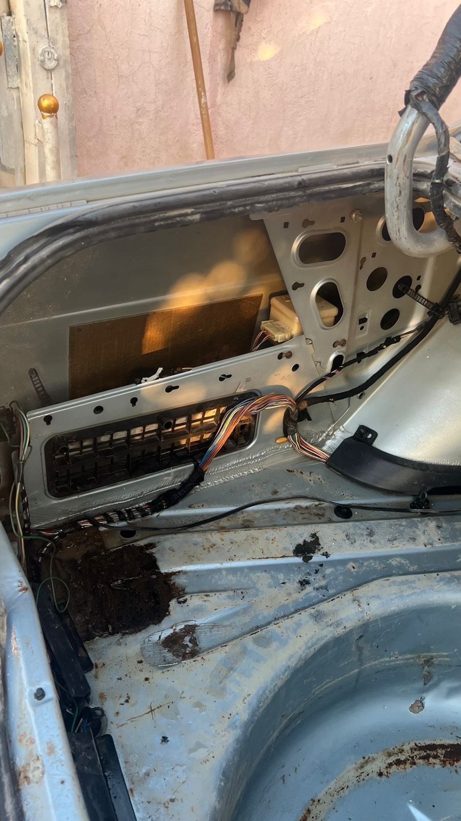 السلام عليكم BMW موديل 93 اصل سنويه بسمي رقم بابل الجديد محرك فانوس بيه بخار قليل كير جديد حداديه جديده بدون ضربه صبغ جماليه فتحه سقف مكان سياره حله مركز *********** السعر 60 $ بيه مجال