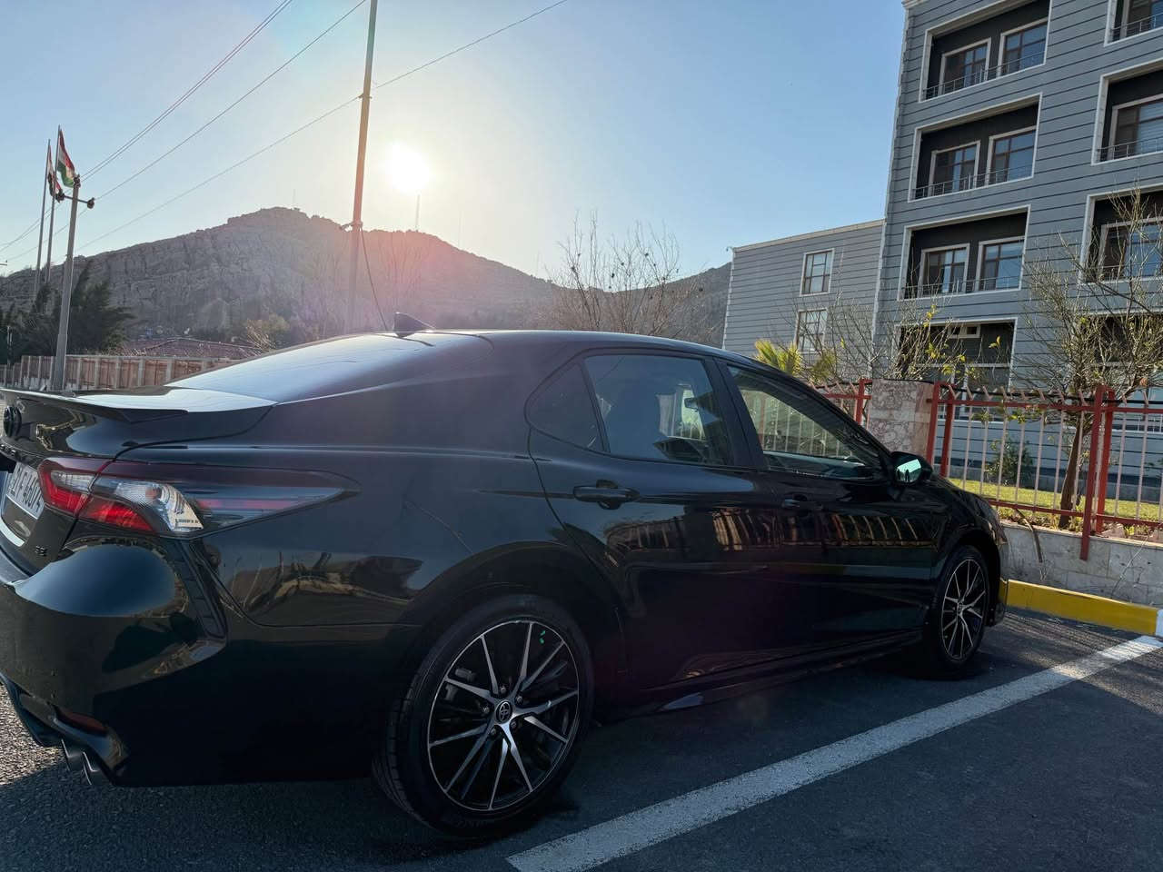 کامری ۲٠۲۳ Se 
۳٠ مایل ڕۆشتووە 
ڕادار خەتی جادەو تحدید سرعە 
کوشن کارەبا ، پادڵ شفتی سوکان 
گێڕ ئۆتاماتیک و عادی هتد...
سەنەوی و ژینگەی نوێیەو بەشەرتە 
بەس بۆنید بۆیاغ بێناو بێ ئێرباگ +دوو پەلە پی دی ئاڕ 
سەیارەکە گێڕو مەکینەی بەشەرتەو بێ عەیبە 
شوێن :ڕانیە 
٠۷٥٠۳۲۹۱٠۲۷ Singapore
