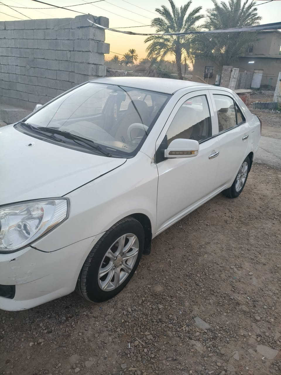 جيلي ام كي2011استلام شركه الفابلون مال شركه بعده بيها كير مكينه خير من الله بيها طخه بسيطه والباقي مكفول 48وبيها مجال ***********/***********
