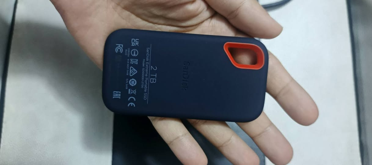 السلام عليكم هارد sandisk 2T مشتري جديد 
استخدام جدا بسيط سبب البيع عندي lenovo legion go حاسبة العاب محمولة واني استخدم الحويستك مالتها ف من ارفعها يضل الهارد نازل منها هو والكيبل ويضل يتدلى هسه ابينلكم بالصور ف كلت رام micro SD مدام بي منفذ اجيبلة تيرا المهم شباب سعرة 625 الف طبعا منزل من سعرة 165 الف مقدما ف سعرة قفل والي ما يعرف بيه رجاء يعبر المنشور هذا يعتبر افضل هارد بالعالم ضد الصدمات والماء والتلف وسرعة نقل خرافية تصل الى 1 گيگا بالثانية وحجمه وسهولة حمله وكل شي الي مهتم يراسلني واتس *********** طبعا تريد تجي تاخذه من البيت تشلع عيوني وتاخذه وانطيك ضمان 14 يوم حقيقي بي تحب توصيل هم عندي شتريد تتدلل
