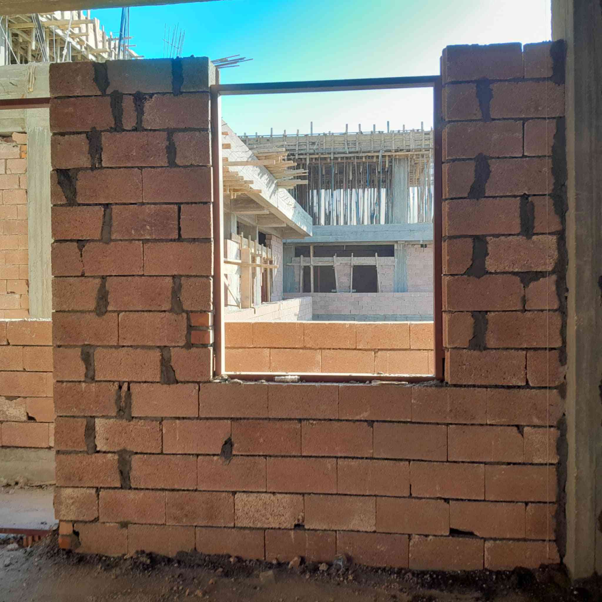 كادر بناء مصري شغل درجة اولى استلام مهندس مقيم في بغداد الجديده اسعار مناسبه التزم بالمواعيد هذا الرقم به وتساب ***********
