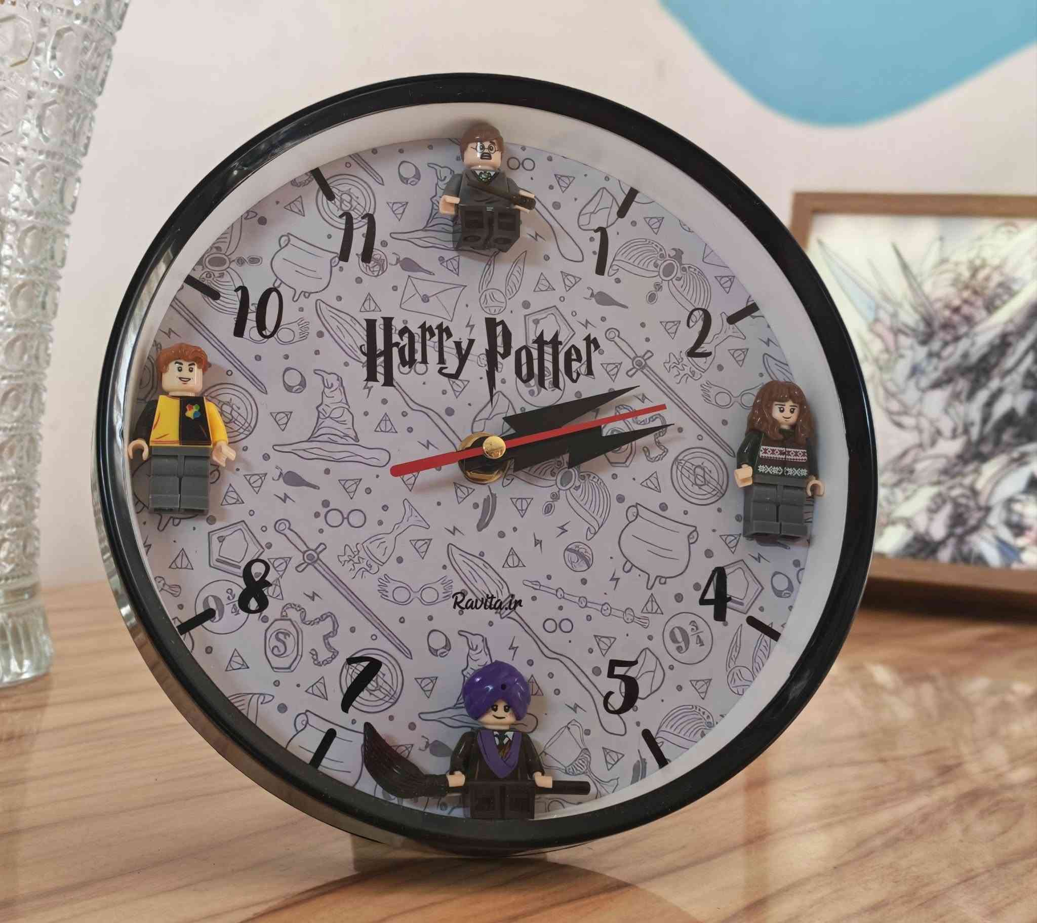 ساعة حائط Harry Potter & Lego -  (Handmade)   صنع يدوي
ساعة صنع يدوي مميزة بالتصميم تجمع ما بين الليغو و شخصيات مختلفة من هاري بوتر (مثل هاري، هيرميون، سيدريك) مع تصاميم و نقشات هاري بوتر داخل إطار الساعة كما هو موضح بالصور و ذو قطر ٢٠ سم
ذو عقارب مميزة  ملائمة لعالم السلسلة في الأفلام
تعمل على البطاريات، يمكن وضعها كساعة جدارية و أيضا كساعة مكتبية لوجود ستاند خاص للوضعية المكتبة كما هو في الصور

حالة المنتج :جديد غير مستخدم
 استيراد خاص من خارج العراق
سعر المنتج ب ٢٧ الف
المكان : بغداد حي الإعلام 
 توصيل ب٥ آلاف لجميع محافظات العراق 🙏🙏


**إذا كنت صاحب هذا الإعلان وتريد حذفه لأي سبب، رجاءا أرسل رسالة إلى الدعم الفني**
