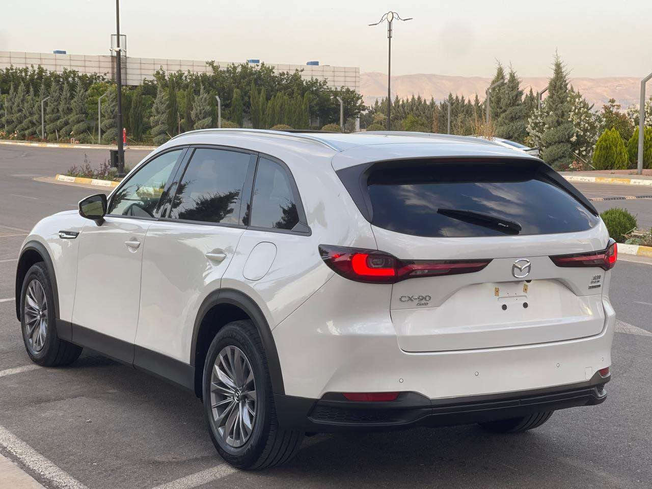 سڵاوتان لێبێت مازدا CX-90 مۆدێل 2024 سەیارەکە تەنها 23,000km ڕۆشتووە زۆر جوان و تازەیە پشت و پێشی کەپسە تەنها یەک پەڵە بۆیاخی هەیە هەموو گیانی بەشەرت سەیارەکە ڕەقەم کاتییە مەکینە 3,3 لتری 6 بستۆنی توین تۆربۆی mile haybred
نرخ 268 وەرەقە و مەجال
ژمارەی تەلەفون :*********** السليمانية, العراق

