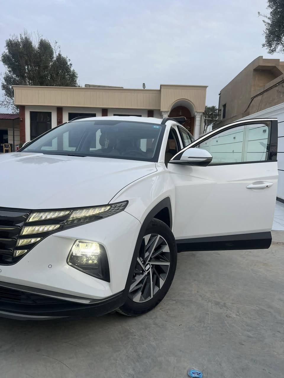 السلام عليكم توسان موديل 2024 فول عدا الفتحه كشنات كهرباء شاشة تابلت عدادات شاشة السياره مكفوله كفاله عامه حتى من الشخط سياره حلوه نصبتها حلوه اني طلعتها على ايدي من الشركه وهسه ماشيه 50 الف السياره بمعنى الكلمه نضيفه 
رقمي *********** السعر 220 وبيها مجال بسيط للشراي
