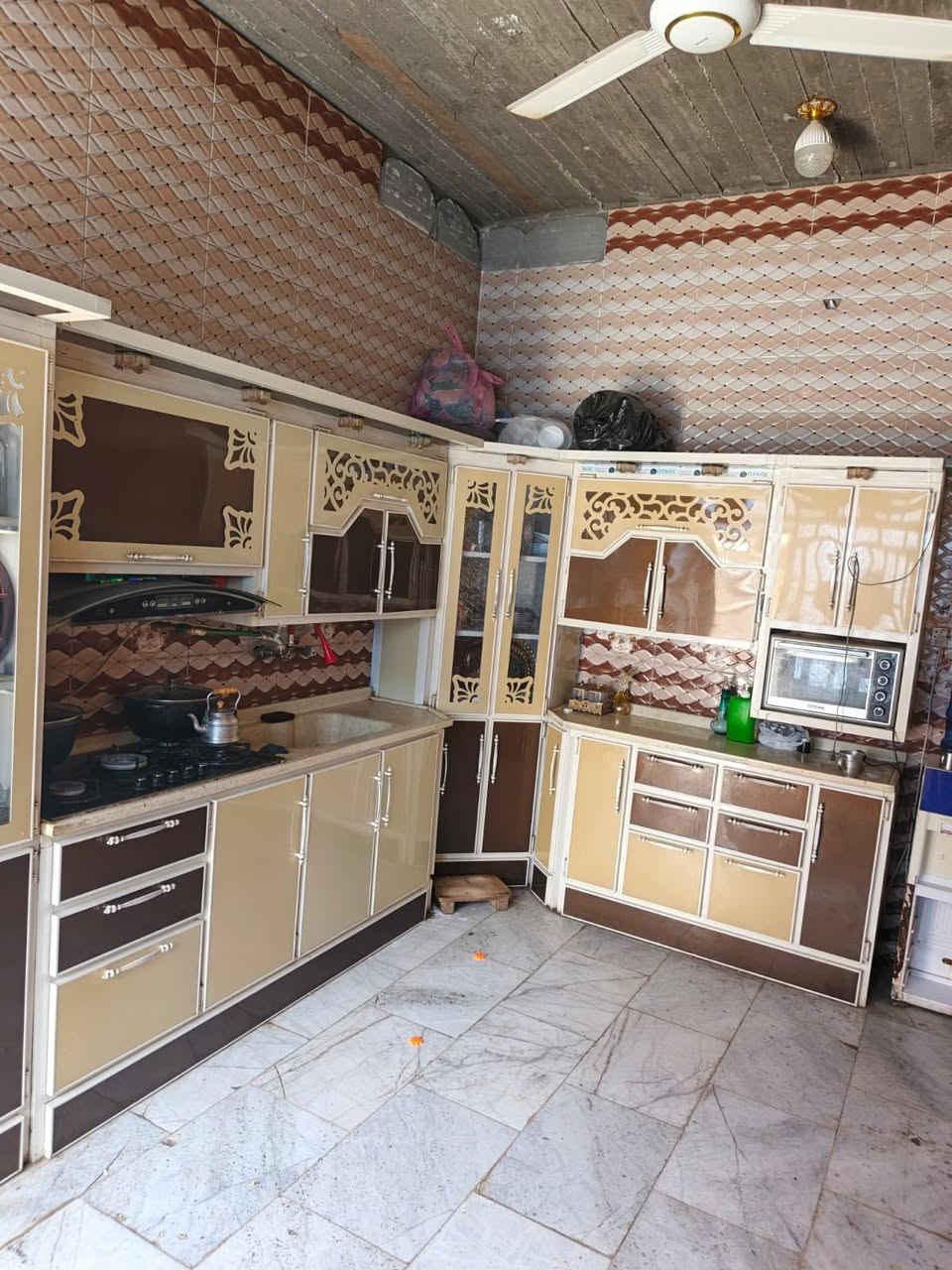 يا الله 
بيت  ركن للبيع  
بناء حديث طابوق يحتوي على 

ديوانية و٣غرف ومطبخ وهولين 

وصحيات داخليه وخارجيه وحديقه جبيره 

 يبعد عن الشارع العام ٥٠ متر 
قضاء الهوير 
للاستفسار الاتصال على الرقم 
‏+9647714983952‏
