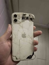 ايفون ١١  ذ٦٤ خريطا مكفول كامرات مكفول  بس شاشا وبطاريه وشاصي يحتاج سع...