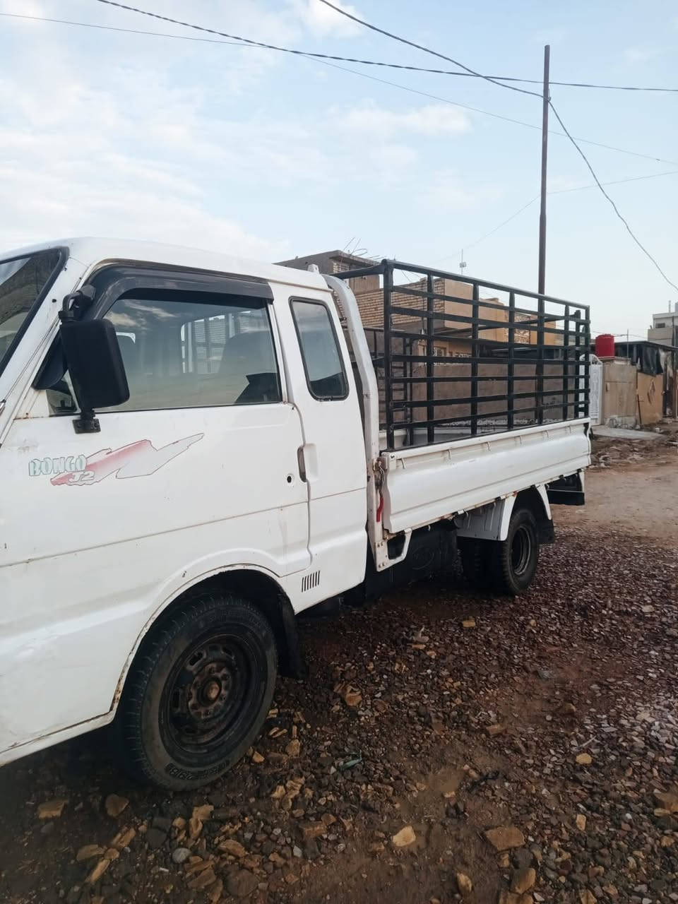 السلام عليكم
كيا بنكو موديل ٩٦ ,سيارة باسمي تحويل ثاني يوم ، تخم تاير جديد كهربائيات جديد , المكينة بيها خيط تبخير 
السعر ٥٢ , مكاني بغداد الصابيات 
للتواصل :*********** غير متواجد عالفيس اتصل وتدلل
