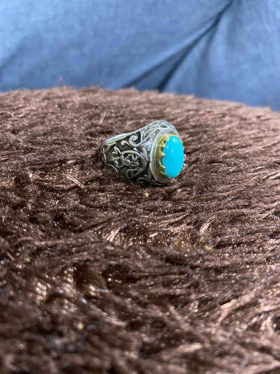 السلام عليكم ورحمه.رمضان كريم وصيام مقبول انشالله .قطعة من العيار الثقيل بصياغة قديمة ...
متوجة بحجر فيروز نيشابور لبة صافي جدا لون سمائي ابداع.
مختوم بآيات قرانية مباركة ....( اية الرزق.ـ واية. ربي لا تذرني فردا وانت خير الوارثين ) مؤرخة بسنة ١٩٩٥  قلم زن 
هدية الخاتم ٣٥٠$ اي ستفسار خاص


**إذا كنت صاحب هذا الإعلان وتريد حذفه لأي سبب، رجاءا أرسل رسالة إلى الدعم الفني**