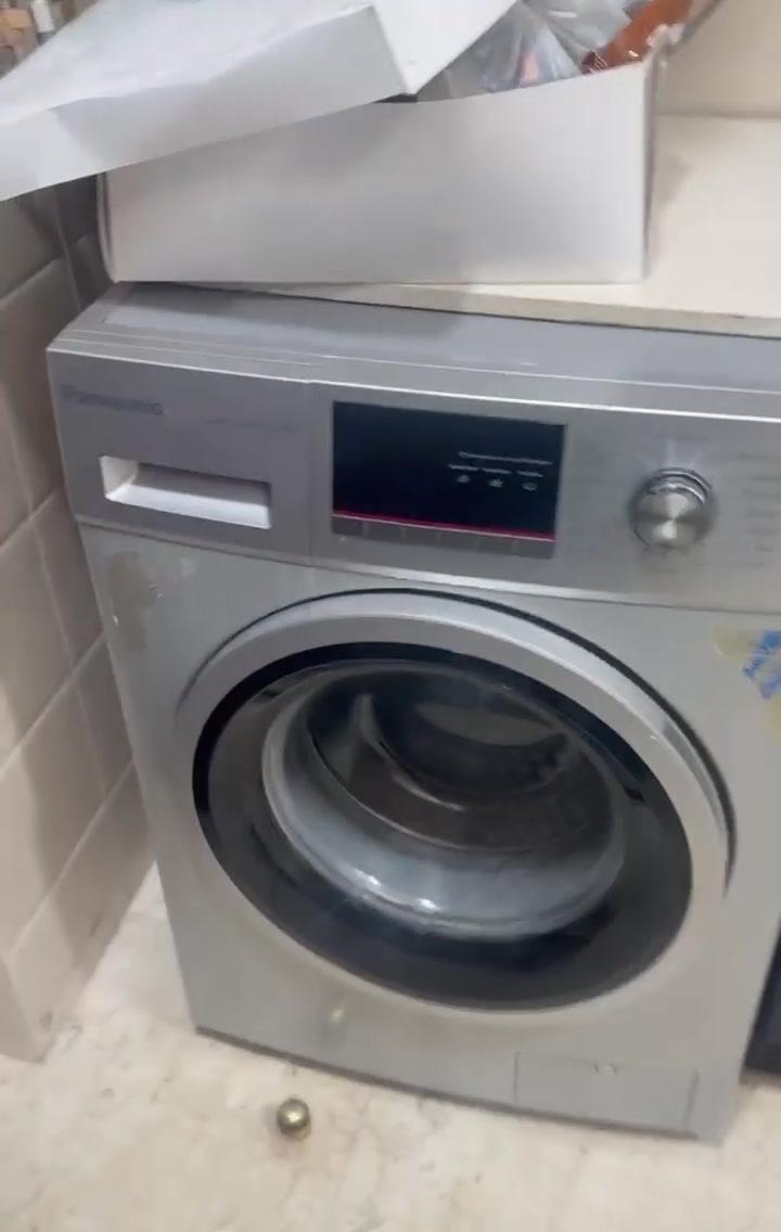 أغراض بيت  شلعة وحده
مطبخ كامل سنك+ فرن غطس + فرن داخلي +ساحبة  + خزن 
غسالة panasonic   ٨ كيلو
براد هيتاشي  قياس كبير 
قنفات  لون زيتوني حجم كبير عدد ٢ 
طقم قنفات كامل  ٢ صغار لون احمر     و ٢ قنفات ثلاثية  لون أسود  (غير موجودين بالفيديو)
سبلت  ١ طون 
سبلت  طون ونصف 
طاولة شاشة  مع ديكور
طاولة نص 
كل الأغراض  بحالة ممتازة  موجودين  في بغداد الداوودي 
للتواصل  ‎0776 248 3916

