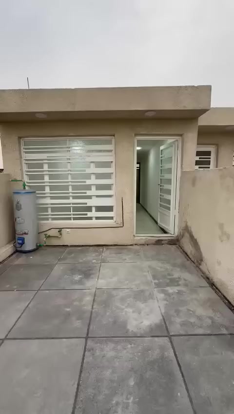 نصف قطعة للبيع شرك في الاولى قطاع ٦ مقابل البريد ثالث بيت عالشارع العام من جهة الداخل بناء ٢٠٢٥ زيرو غير مسكونة 
تحتوي على طرمة وصالة ومطبخ و ٤ غرف نوم وبالكون و ٤ حمامات للاستفسار *********** 
فيديو مرفق بي كل التفاصيل
