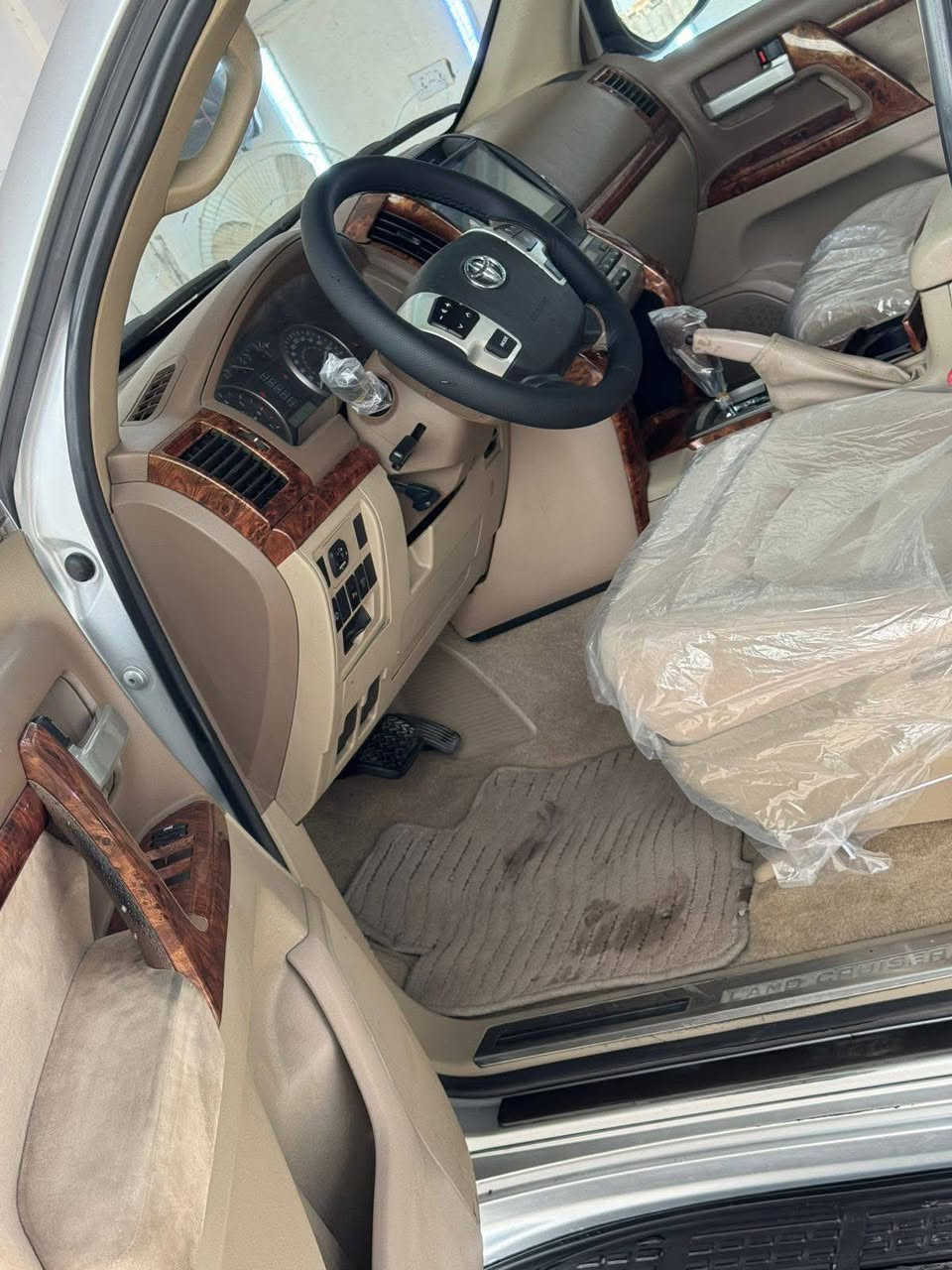 لاندكروز أدوات 🤚🏻
2010 فول مواصفات 
مصبوغه صبغ قليل  مكفول من الكصه والضربه والكلبه 
***********
