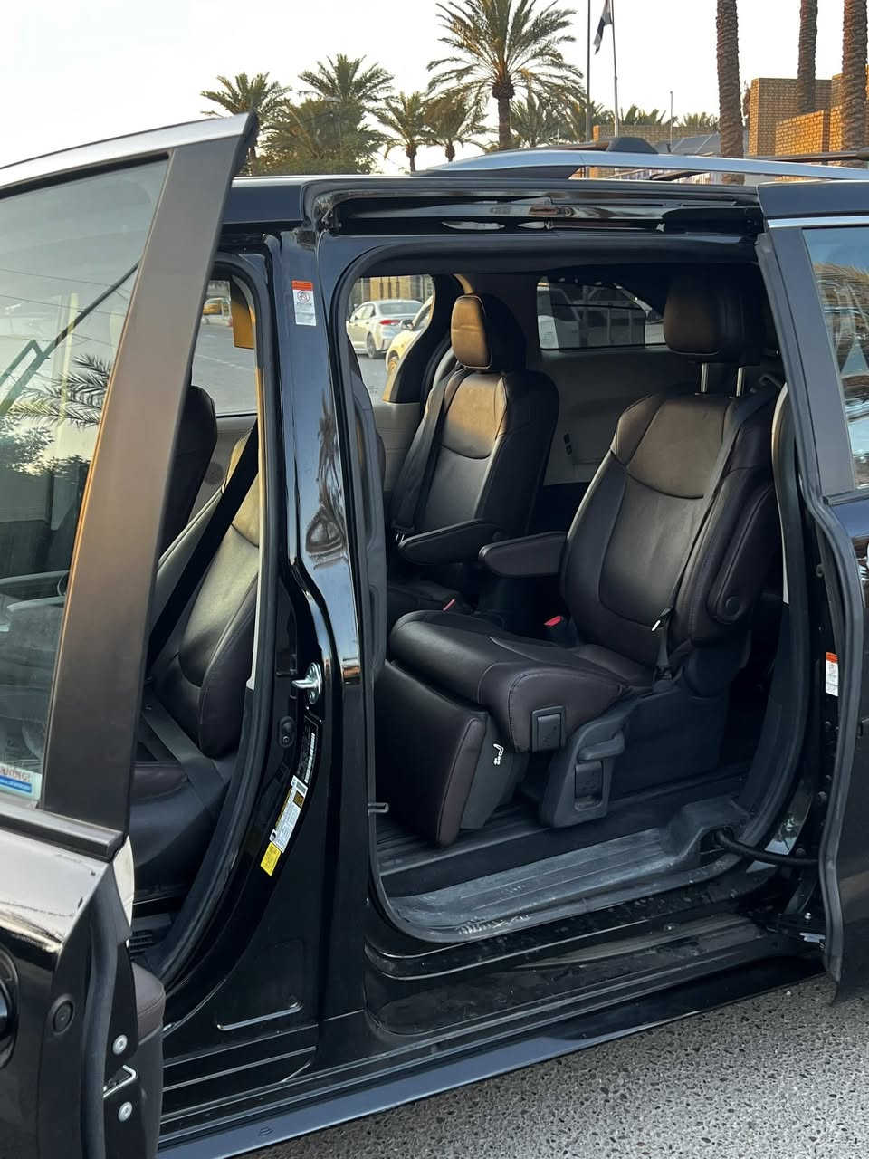 سلام عليكم سينا بلاتينيوم ٢٠٢٤ لون اسود للبيع سياره فقط صبغ باب صندوق فقط  حادث جدا بسيط بحاله الوكاله الداخل القرميدي المميز خمس كامرات شاشه عرض وسطيه سقفيه كراسي VIP ثلاث قطع تبريد كراسي تبريد رقم جميل مميز بسمي من غير ايرباك ماشيه ٢٠٠٠٠ السعر ٣٤٠ ورقه قابل للتفاوض مكان السياره شارع فلسطين للاستفسار ***********
