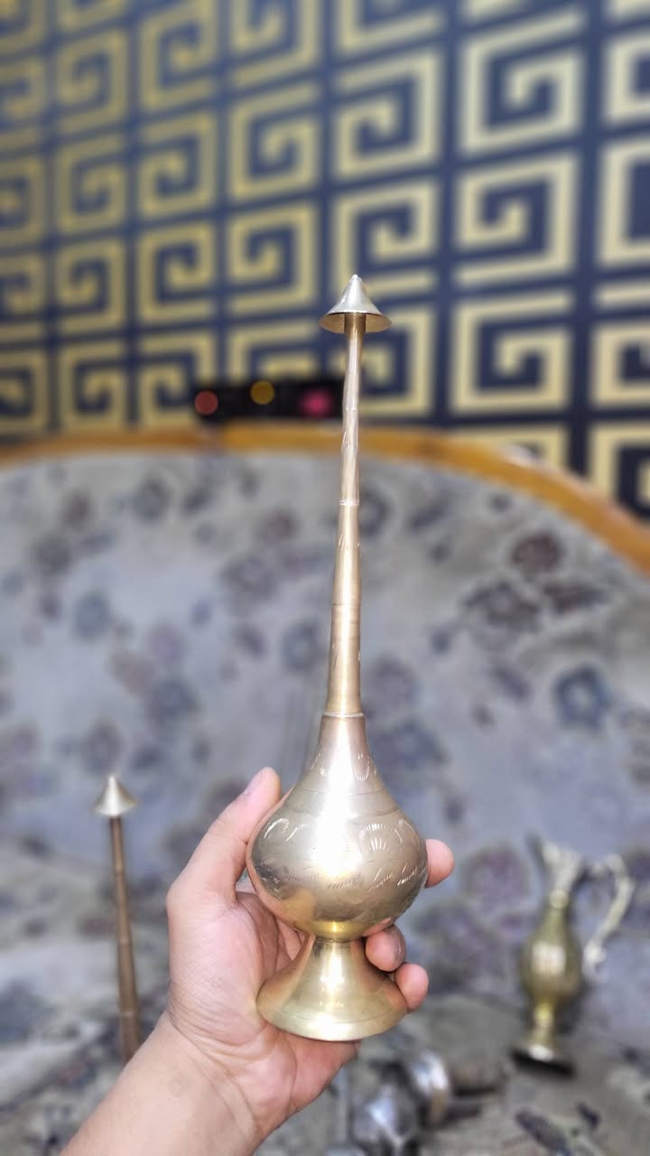 تحف ونحاسيات (براص) قديمة - قطع مميزة للديكور
التراثي 
لأصحاب الذوق الرفيع ومحبي التراث، مجموعة من الأنتيكات النحاسية (براص أصلي) تتميز بدقة النقش اليدوي والقدم، مثالية لإضافة لمسة فخامة للمضايف، المكاتب، أو زوايا المنزل. 

• ​مرشات ماء ورد (قمقم): أطوال مختلفة بنقوش عربية كلاسيكية.
• ​طقم دلال وفناجين: دلة زينة مع فناجينها وصينية خاصة، بتصميم ملكي.
• ​أباريق وكلاصات: أباريق منقوشة وكلاصات نحاسية ثقيلة "دق يد".
• ​منحوتات فنية: قطع زينة نادرة (طاووس، جمل، وغيرها) مشغولة بحرفية عالية.
​
• ​المادة: نحاس أصفر (براص) ثقيل وأصلي.
• ​الحالة: القطع بحالة ممتازة، محافظة على رونقها، وخالية من العيوب. 

المكان: [بغداد الحرية]
للتواصل: *********** أو مراسلة الخاص.
