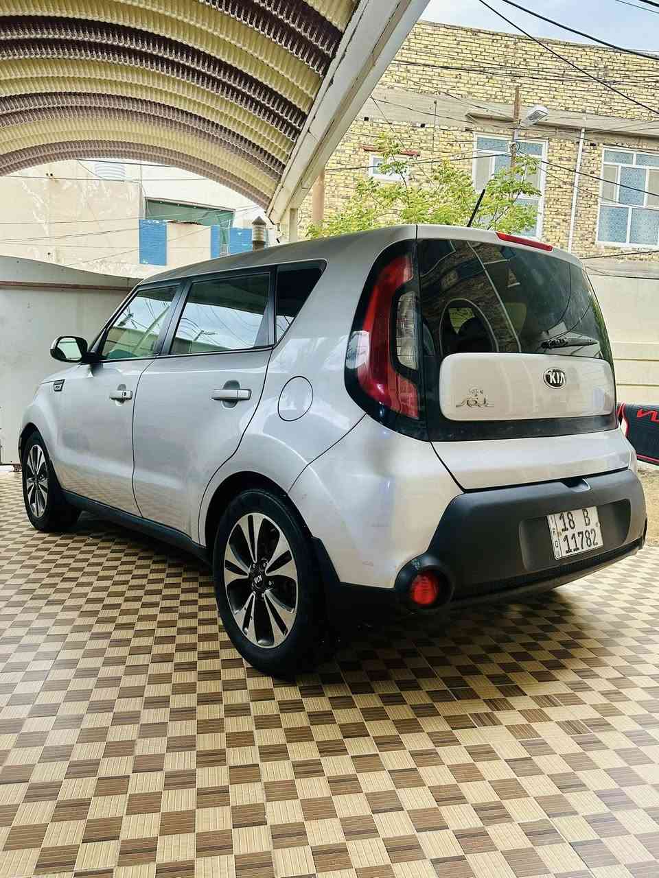 السلام عليكم
كيا صول 2015 وارد امريكي حادثه بنيد من امريكا
بدون دواخل لا شاصي ولا لغد 
وهنا بالعراق صار بيه صبغ قطع (ابيع حزام)
مكينه 2000 رقم بابل الجديد
تخم تاير حداديه جاهزه
ماشيه 120 ميل 
السعر 97 وبيه مجال قليل 
مكان السياره الحله/مركز المدينه
***********
