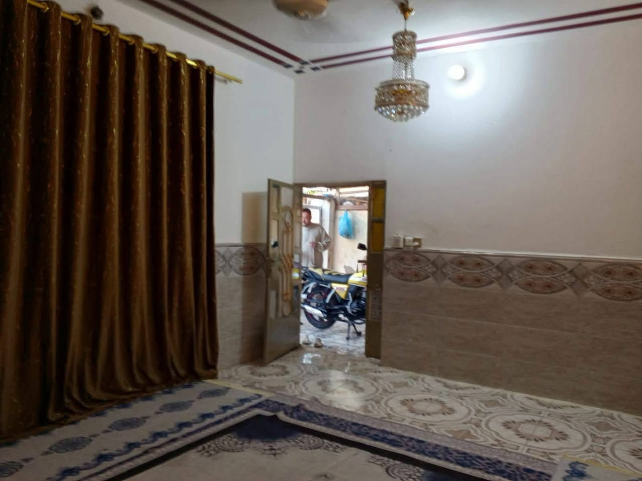 السلام عليكم دار سكن للبيع بالقرب من الشارع العام يبعد عن الشارع العام 100م وشارعة 10م في الكوت منطقة حي الحكيم نزلة افران الهادي مساحتة 200م البناء بلوك والسقف صب مسلح والارضية والجدران سيراميك ويتكون البيت من غرفتين نوم وصالة واستقبال ومطبخ وصحيات داخلية وخارجية وكراج ومتوفرة كافة الخدمات ومرقم من قبل البلدية السعر 52 وبي مجال الاستفسار الاتصال على هذا الرقم ***********
