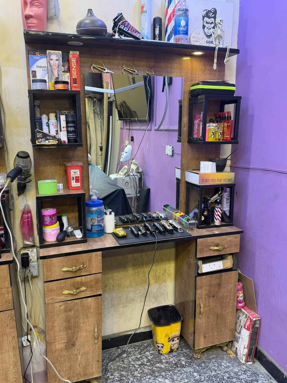 سلام عليكم👋
ميوزه حلاقه عدد 3 للبيع مثل ما واضح كدامكم نضيفات ومرتبات كل ميز  يتكون من قطعتين منفصلات ميز بوفيا + مرايا البوفيه تحتوي على كومديات 2 و4 جرارات
والقطعه الثانيه مرايا + ٤ بوكسات 
السعر 500 الف
التواصل على الخاص او 
واتساب***********
