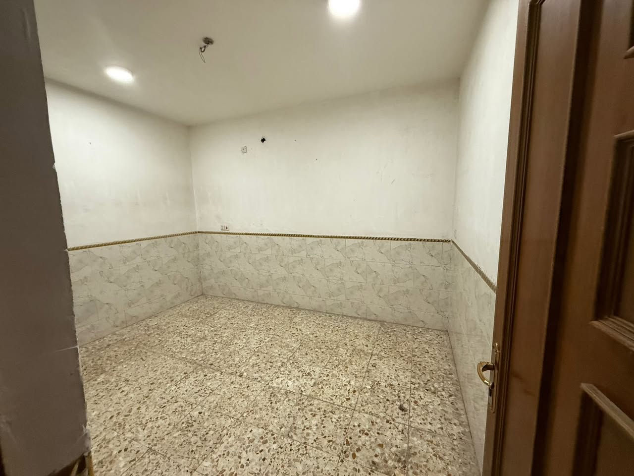 السلام عليكم شقه الايجار غرفتين نوم واستبقال ومطبخ ابو دشير بالبدايه الضغط قرب ملعب ابو دشير 
يجار 350
***********
