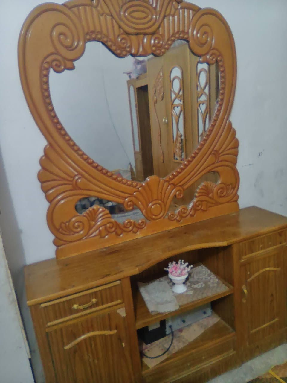 سلام عليكم غرفة للبيع كنتور خمس بيبان نضيفه عوزها بس شوي ترتيبات سعرها 800 
رقم :***********
