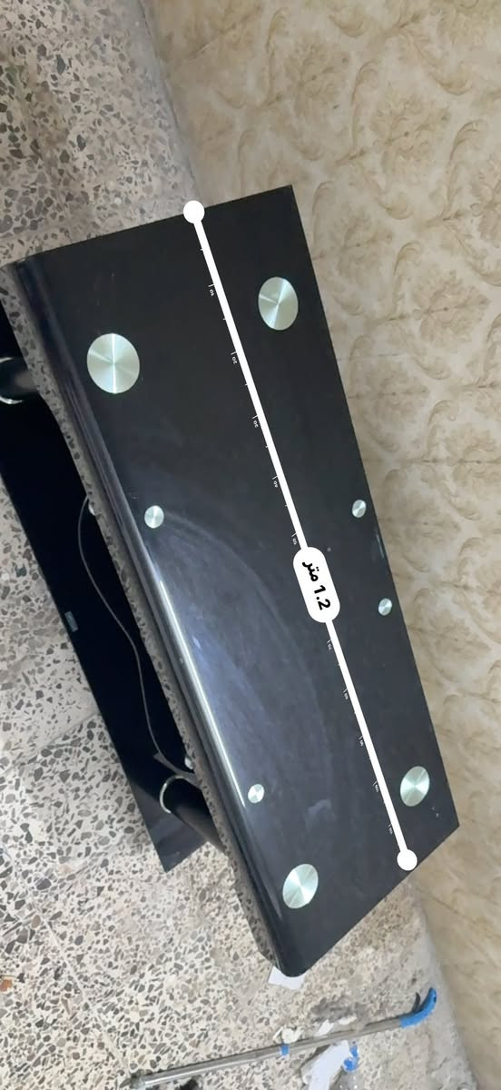 السلام عليكم..
للبيع ميز تلفزيون راقي جداً، زجاج مسلح (Tempered Glass) صناعه ايطاليه . 
مستخدم استخدام بسيط ونظيف جداً بدون اي كسور او فطور مثل ما موضح بالصور 
- اللون : اسود 
 - الارتفاع:50 سم
- المساحة السطحية:120 سم × 45 سم
 - يحتوي على 3 طبقات زجاجية، مع رف وسطي مميز لترتيب أجهزة الستلايت أو البلايستيشن.
 - مجهز بفتحات خاصة لترتيب وتمرير الوايرات بشكل مخفي ومرتب.
سعر : 80 الف 
الموقع: [بغداد / نفق الشرطه ]
للتواصل والاستفسار  المراسلة او الاتصال على الرقم: [***********]
